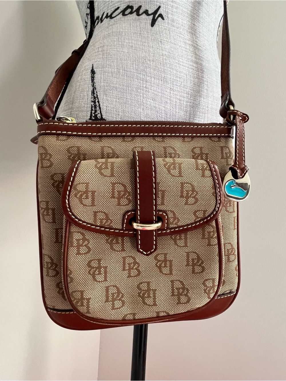 Like new Dooney & bourke leather canvas monogrammed signature crossbody bag
